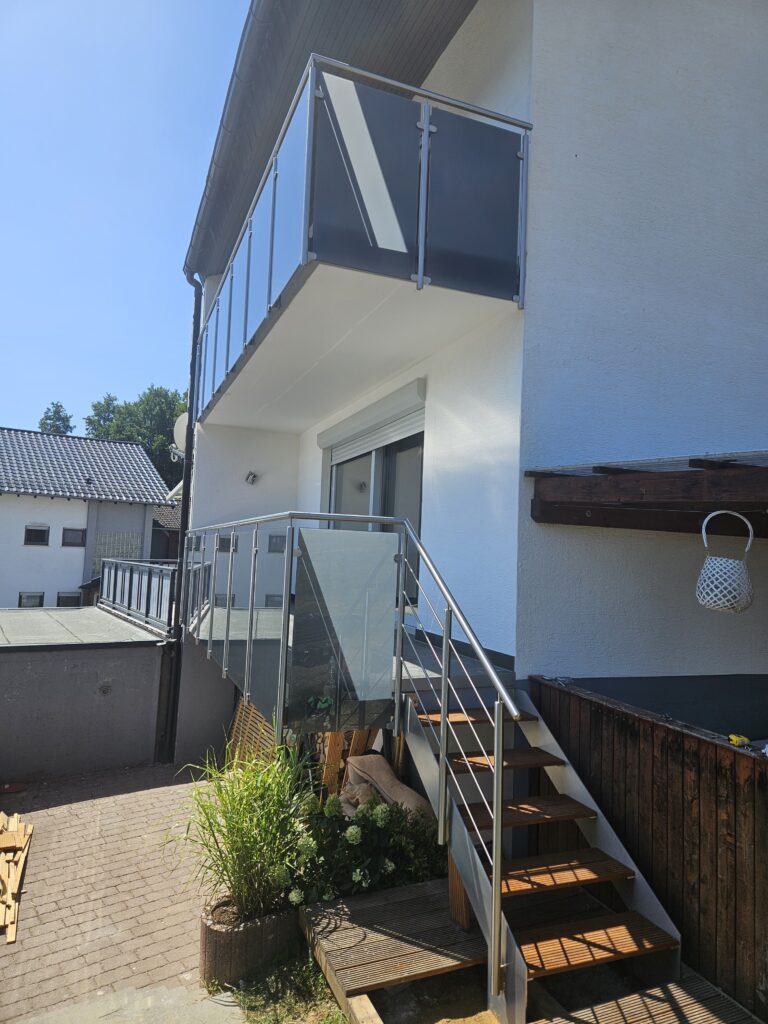 Balkone nach der Sanierung mit Edelstahl-Glasgeländern und neuer Treppe